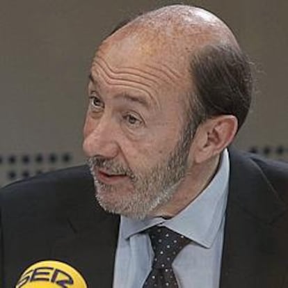 Rubalcaba prevé recaudar 2.500 millones con más impuestos a los ricos y a la banca