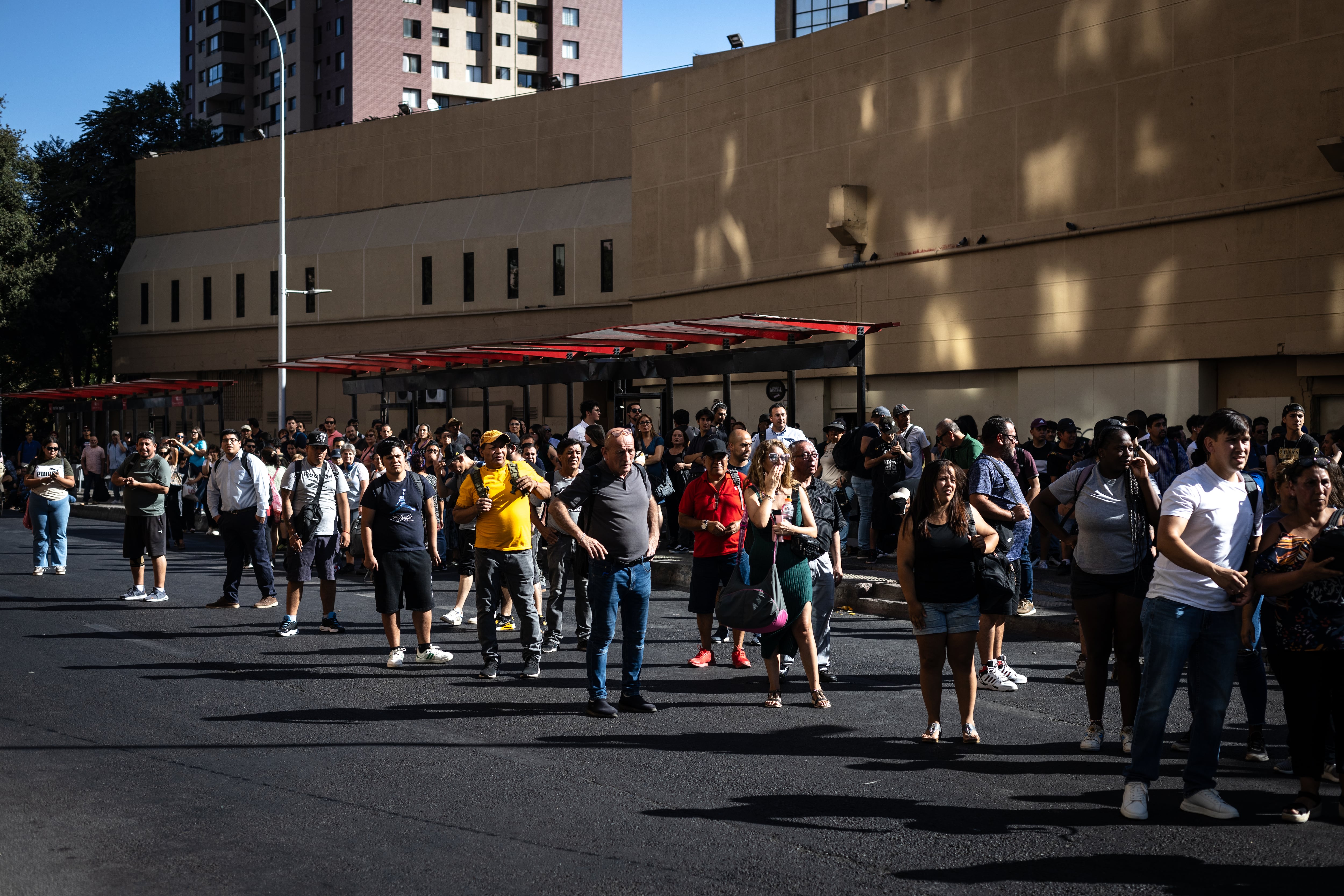 Cientos de personas esperan en los paraderos debido a que el Metro de Santiago continúa detenido.