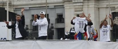 Los jugadores saludan a los aficionados desde Cibeles.