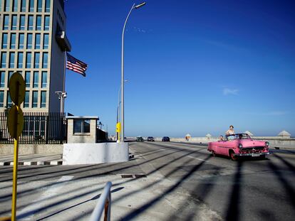 Un coche pasa frente a la embajada de EE UU en La Habana, en 2018.