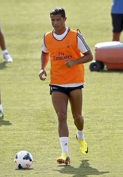 El delantero portugués del Real Madrid Cristiano Ronaldo, durante el primer entrenamiento de la temporada que el conjunto blanco ha realizado esta tarde en las instalaciones de la Ciudad Deportiva de Valdebebas. EFE/Ballesteros