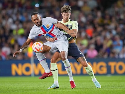 Aubameyang controla la pelota ante Stones en el amistoso Barça-City del 24 de agosto.