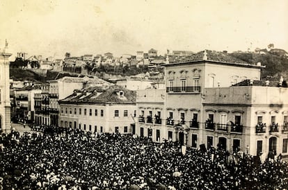 Populares se reúnem em frente ao Paço Imperial, no Rio, para saudar a princesa Isabel pela assinatura da Lei Áurea.