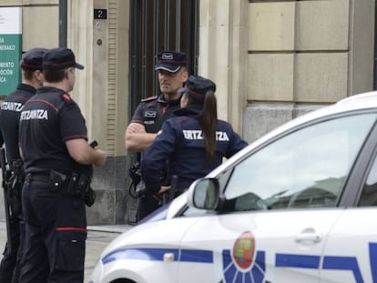 Agentes de la Ertzaintza, en una imagen de archivo.
