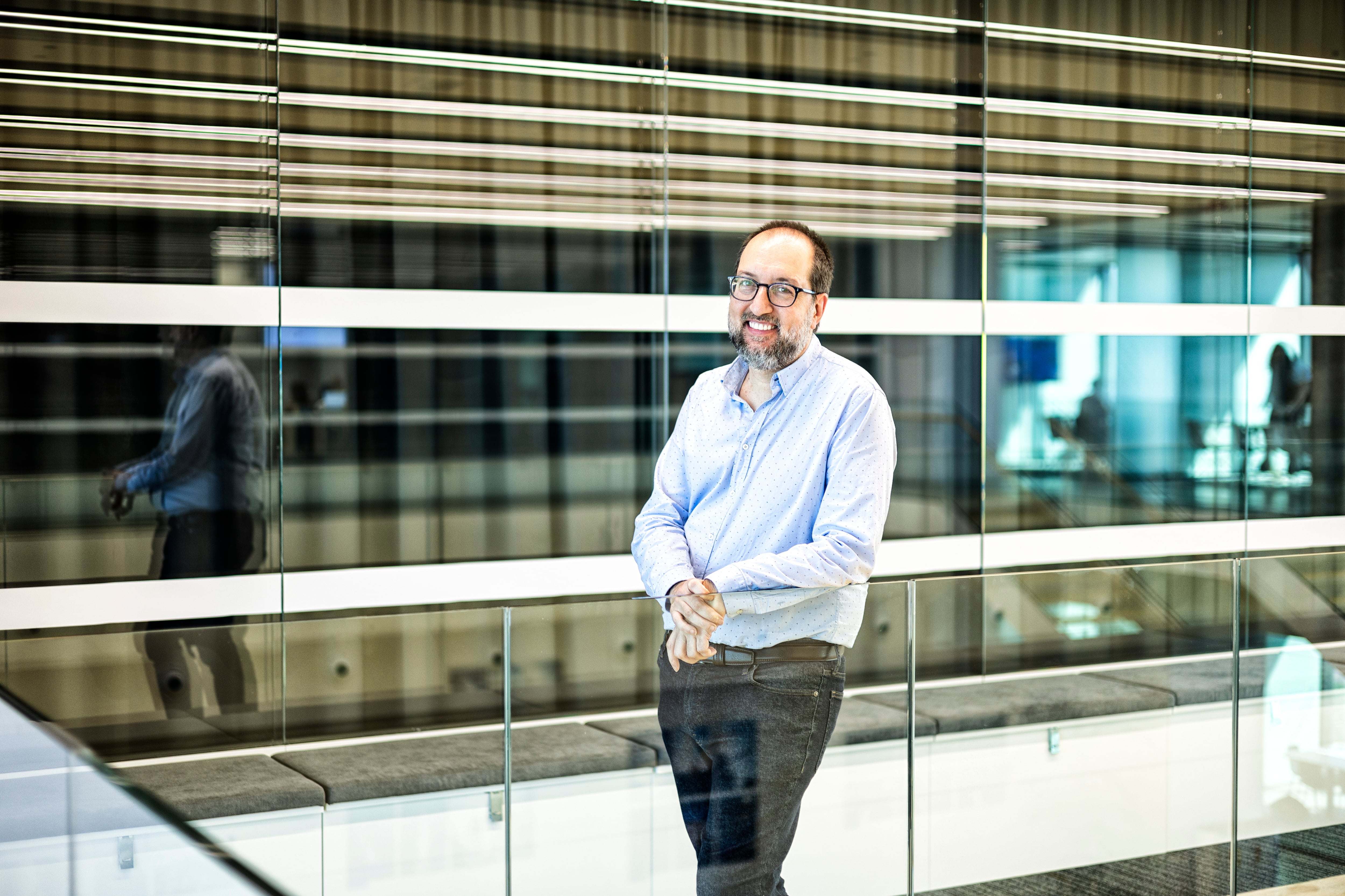Ismael Faro, vicepresidente de Quantum y IA en IBM Research, en la torre de la IE University en Madrid © Claudio Álvarez