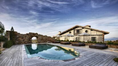 Piscina del hotel Iturriaga, en Getaria (Gipuzkoa).