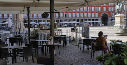 Personas en una terraza de la Plaza Mayor de Madrid.