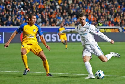 Cristiano Ronaldo dispara para marca un tanto ante la oposición del jugador del  Apoel Jesús Rueda.