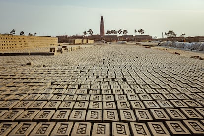 Miles de ladrillos se secan al sol en un horno en la zona de Biratnagar, en Terai (Nepal) en noviembre 2021. Los bloques de arcilla son el material de construcción principal en el país. En los últimos años, esta industria ha experimentado un auge y se ha convertido en una fuente de ingresos para muchas familias y niños como consecuencia del terremoto del 2015 y de la pandemia de covid-19. Pincha en la imagen para ver la galería completa.