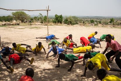 Un grupo de niños participan en un simulacro de ataque armado en Baigaï, una aldea cerca de la frontera nigeriana con Camerún. Son parte de un programa que enseña a los niños y maestros cómo identificar, evaluar y mitigar o minimizar cualquier riesgo en caso de un ataque.