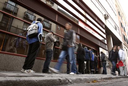 Parados hacen cola en una oficina de empleo de Madrid el pasado viernes.