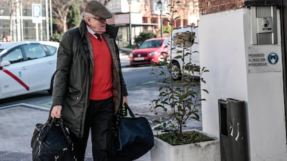 Luis Bárcenas, extesorero del PP, llega al centro de inserción social Victoria Kent, en Madrid, en diciembre de 2022.