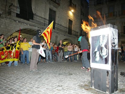 Quema de una foto de los Reyes en Girona en 2007.