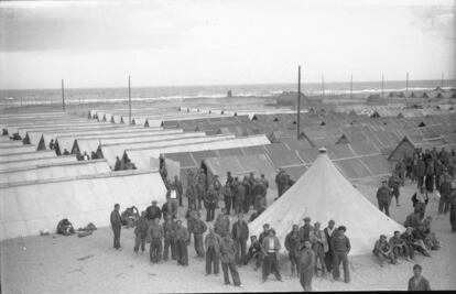 El campo de Argelès-sur-Mer con los barracones ya construidosa mitad de 1939. 
