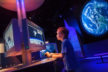 Un niño en el Kennedy Space Center.