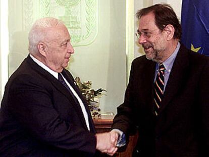 El primer ministro israelí, Ariel Sharon (izquierda), saluda al jefe de la diplomacia de la UE, Javier Solana.