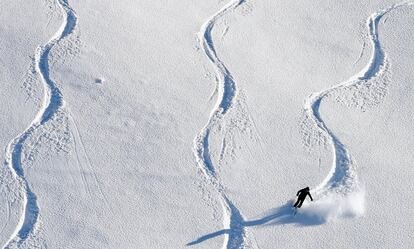 Un esquiador hace surcos en la nieve mientras desciende una montaña nevada en Hoch-Ybrig (Suiza), el 20 de enero de 2017.