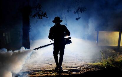 Un trabajador fulmiga un vecindario de Biyagama, en las afueras de Colombo (Sri Lanka)