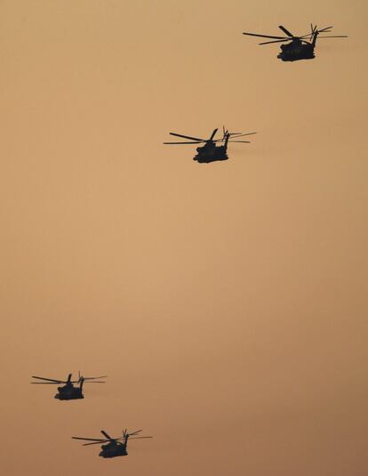 Helicópteros CH-53 del Ejército israelí vuelan cerca del puerto de Ashdod, en el suroeste de Israel. La Flotilla de la Libertad III vio esta madrugada frustrado su intento de romper por mar el férreo bloqueo israelí impuesto sobre la franja de Gaza.