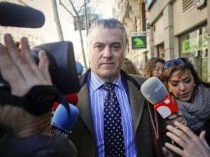 Luis Bárcenas saliendo de su domicilio en Madrid.