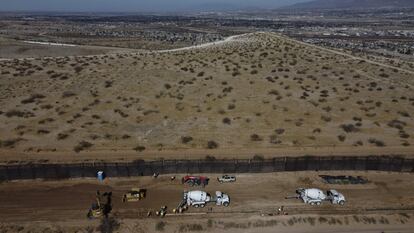 Varios operarios trabajan en el lado mexicano del muro en Ciudad Juárez.