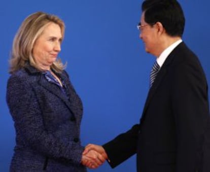 La secretaria de Estado de EE UU con el presidente chino en la cumbre.
