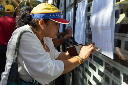Una mujer se prepara para votar en el consulado venezolano en Santa Cruz de Tenerife, en las Islas Canarias. Este fue el único punto donde los venezolanos residentes en las islas pudieron votar.