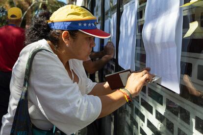 Una mujer se prepara para votar en el consulado venezolano en Santa Cruz de Tenerife, en las Islas Canarias. Este fue el único punto donde los venezolanos residentes en las islas pudieron votar.