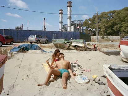 La pareja de jóvenes besándose que Txema Salvans fotografió para su serie 'Perfect day' junto a la petrolera de Gibraltar-San Roque.