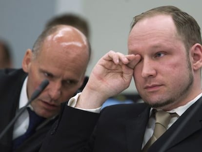 Breivik, junto a su abogado Geir Lippestad, llora durante la presentación del vídeo de la acusación durante el primer día del juicio.