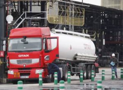 Un tanque de ExxonMobil espera en la planta de esta refinera en Fos-sur-Mer, (Francia). EFE/Archivo