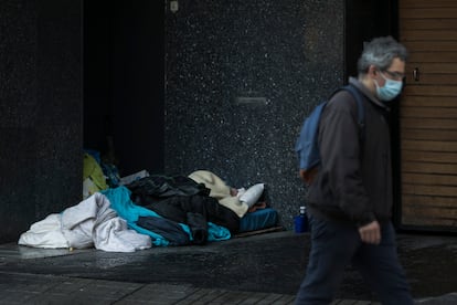 Una persona duerme en la calle en Barcelona.