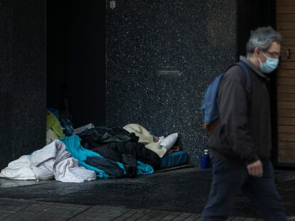 Una persona duerme en la calle en Barcelona.