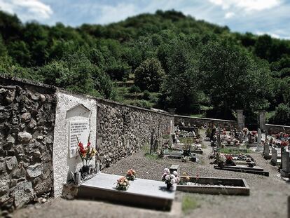 Una lápida en el cementerio de Es Bordes recuerda a guerrilleros muertos en la toma del pueblo.