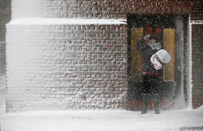 Una persona se cubre durante la tormenta de nieve, en Boston. 