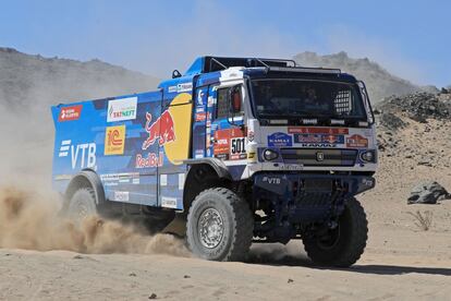 Dmitry Sotnikov y Ilgiz Akhmetzianov a bordo de su camión durante la primera etapa del Dakar. 