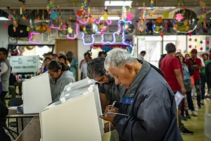Un mexicano deposita su voto en la primera elección del Poder Judicial, en el centro comunitario Centauro del Norte, en Iztapalapa, este domingo.