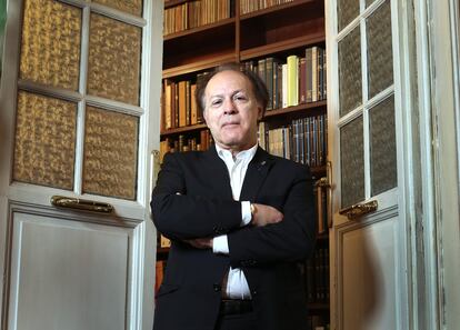 El escritor Javier Marías en su domicilio de Madrid.