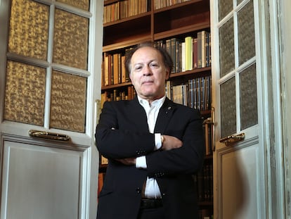 El escritor Javier Marías en su domicilio de Madrid.