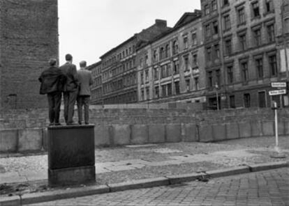 El ojo de Cartier-Bresson fotografió todos los acontecimientos clave del siglo XX. La imagen fue tomada en 1962 junto al Muro de Berlín poco después de su construcción.