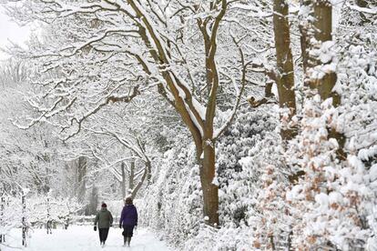 Una pareja camina por un parque nevado del pueblo de Brenchley, situado al sur de Inglaterra, el 27 de febrero.