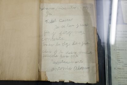 Carta manuscrita por una alumna de la campaña de la alfabetización en la que agradece a Fidel Castro su labor educativa por el pueblo cubano.
