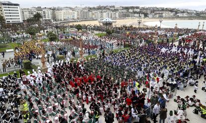 Miles de niños y adultos donostiarras celebran el día de San Sebastián, el patrón de la capital guipuzcoana, al ritmo de los tambores y barriles de la tamborrada infantil y de las 143 compañías de mayores, que llevarán la música a todos los rincones de la ciudad.