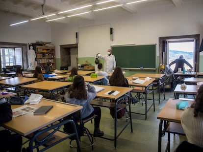 Un profesor abre las ventanas en un aula del IES Rosalia de Castro en el centro de Santiago.