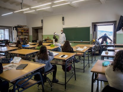 El director del instituto Rosalía de Castro, en Santiago, revisaba este miércoles la ventilación de un aula durante una clase.