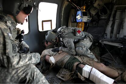 Un soldado estadounidense es evacuado en un helicóptero Black Hawk medicalizado después de haber sido herido durante una ataque con morteros.