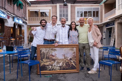 Manu Dios, Jacobo Delgado, Imanol Arias, Sonia Sánchez, Curro Royo y Ana Duato, los protagonistas de 'Cuéntame' con los guionistas de la última temporada de la serie, en una imagen cedida por la productora.