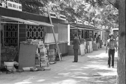 Imagen de la Feria del Libro de Madrid, en el paseo de Coches del Retiro, en los años setenta.