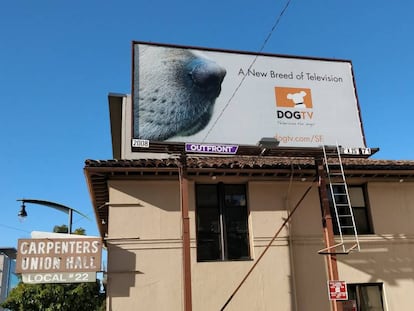 Imagen de una valla publicitaria de un canal 'online' para perros, en San Francisco.