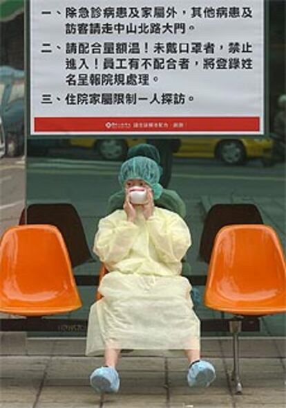 Una joven, en una sala de espera en un hospital de Taipei.